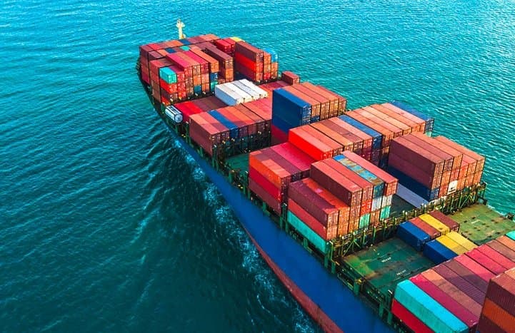 Containerfartyg på öppet hav